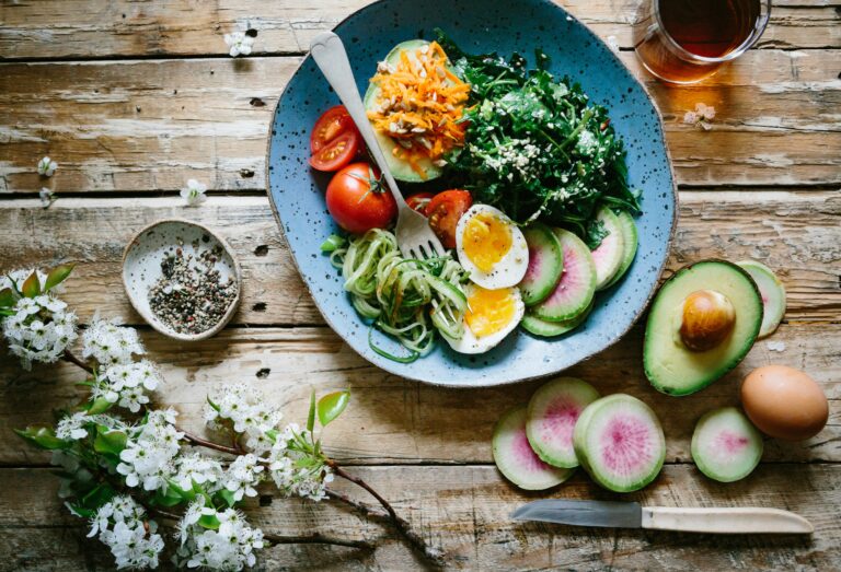 Healthy meal with vegetables and eggs representing balanced nutrition for weight loss